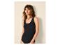 Frau in schwarzem Tanktop und Slip, zur Seite blickend.