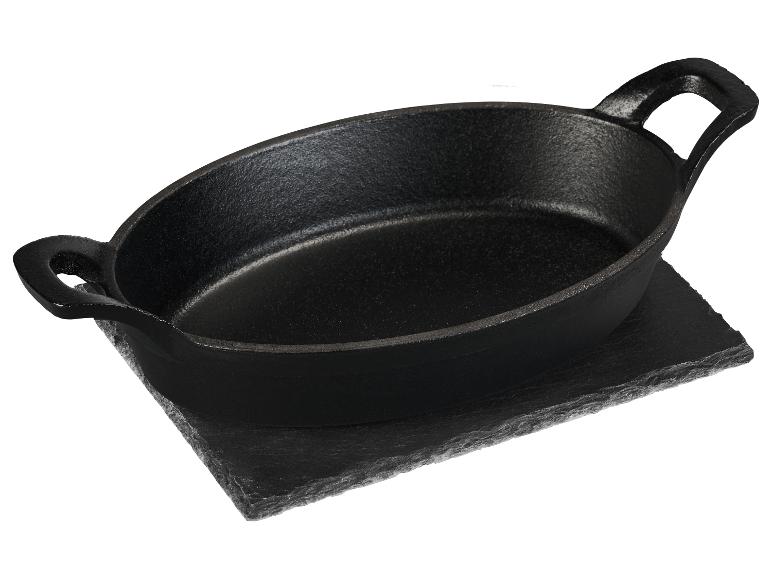 Ovale gusseiserne Servierpfanne auf einem Steinuntersetzer