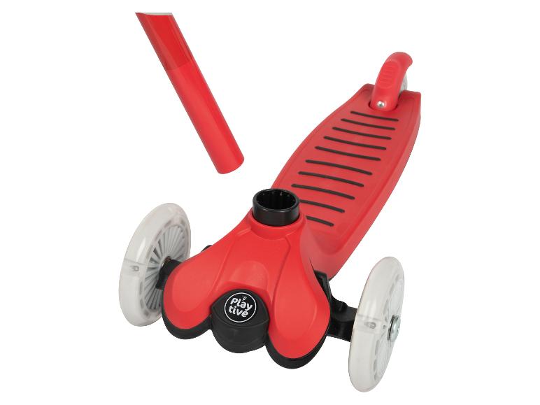 Roter Playtive Scooter: abnehmbarer Lenker, große Räder.