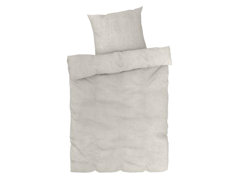 Beige Bettwäsche: Bettbezug, Kissenbezug und Kopfkissenbezug.