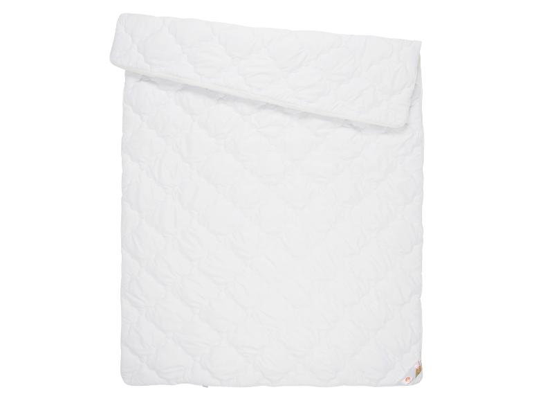 Weiße gesteppte Babydecke.