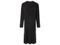 Ein schwarzes Strickkleid mit langen Ärmeln.