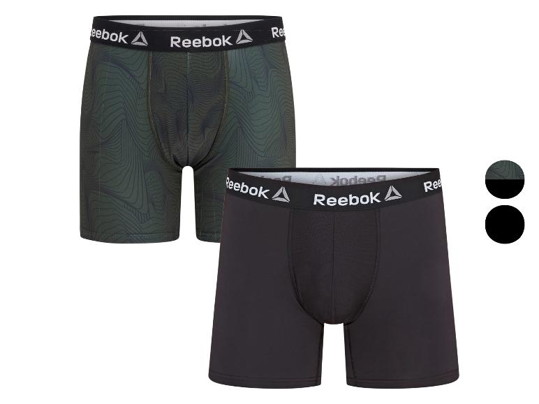 Zwei Reebok Boxershorts für Herren, eine grüne mit Muster und eine schwarze.