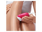 Eine Frau verwendet einen rosa Braun Silk-épil Epilierer an ihrem Bein.