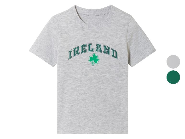 Ein graues T-Shirt mit 'Ireland' und einem Kleeblatt.