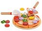 Holzspielzeugpizza mit Belägen und Pizzaschneider auf weißem Hintergrund.