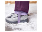 Graue Winterschuhe mit lila Hosenbeinen auf Schnee