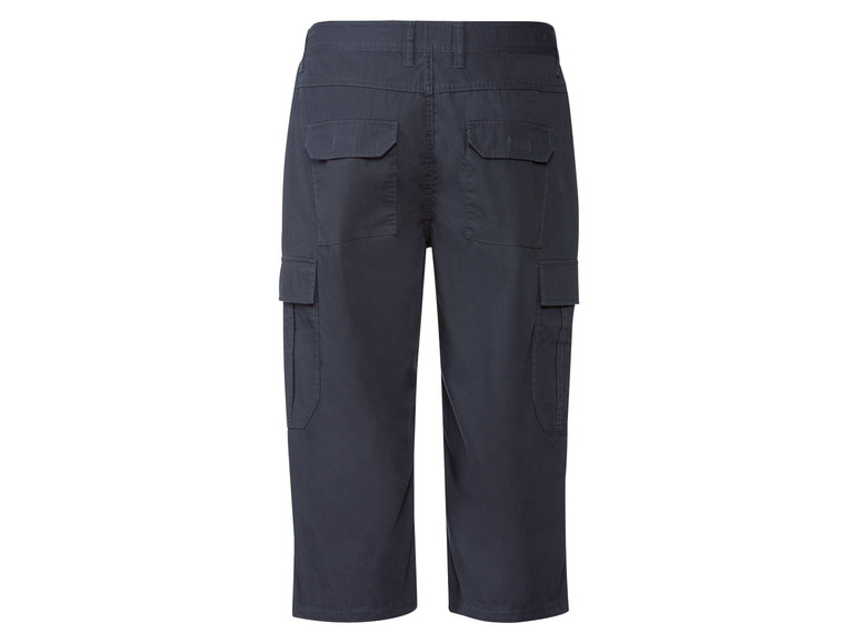 Dunkelblaue Cargohose mit Taschen.
