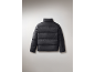 Rückansicht einer schwarzen Steppjacke mit Stehkragen.