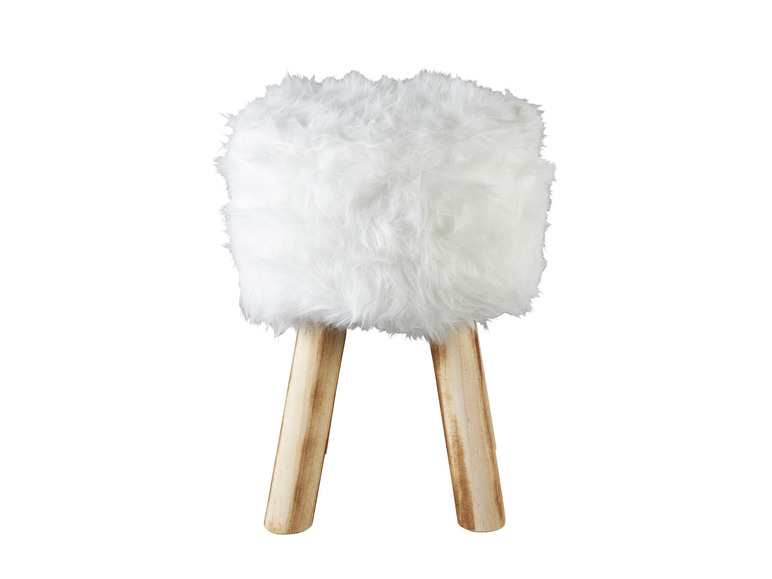 Ein weißer Fellhocker mit Holzbeinen.