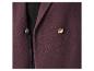 Nahaufnahme eines bordeauxroten Blazers mit Knöpfen und schwarzem Pullover.