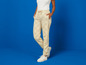 Beige Hose mit Lidl-Print und weiße Sneaker.