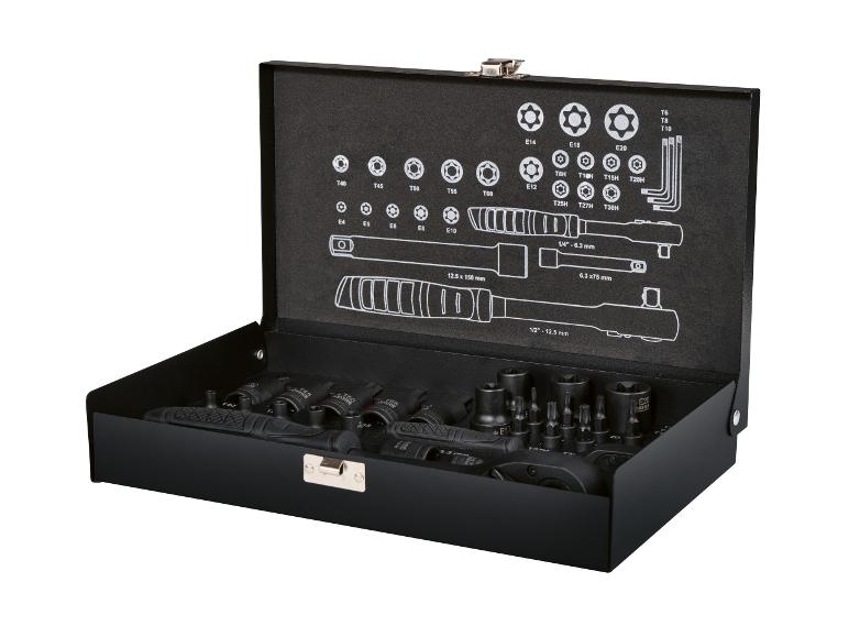 Offener schwarzer Werkzeugkasten mit Schraubenschlüsseln, Bits und Adaptern.