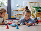 Zwei Kinder spielen mit Lego Duplo Autos und einer Boxenstopp-Station.