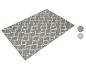 Grauer Teppich mit geometrischem Muster, verschiedene Designs verfügbar.