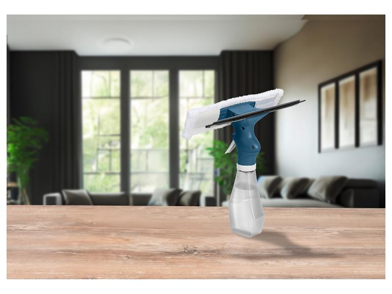 Fensterwischer und Sprühflasche auf einem Holztisch.