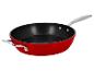 Rote Pfanne mit schwarzer Antihaftbeschichtung und silbernen Griffen.