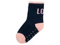 Ein Paar blaue Babysocken mit rosa Details und rutschfesten Punkten.