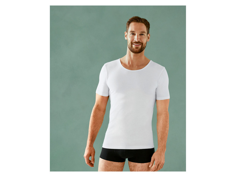 Mann in weißem T-Shirt mit kurzen Ärmeln und schwarzer Unterhose.