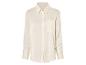Eine cremefarbene Bluse mit langen Ärmeln und einer Brusttasche.
