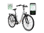 Weißes Elektrofahrrad mit einer mobilen App, die Navigation und Fahrdaten anzeigt.