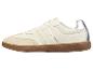 Beige Wildledersneaker mit brauner Gummisohle.