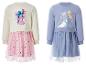 Zwei langärmelige Kinderkleider, eines cremefarben mit Stitch und Angel, eines blau mit Elsa.