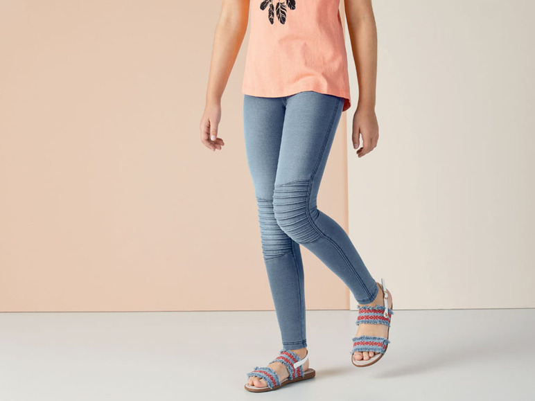 Jeans mit Biker-Details und Riemchensandalen.