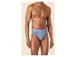 Mann in hellblauer Unterhose