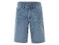 Hellblaue Jeans-Shorts.