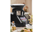 Schwarze multifunktionale Küchenmaschine mit Touchscreen, der Rezepte anzeigt, auf einer Küchenarbeitsplatte.