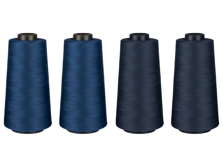 Vier Spulen blauen Nähgarn.