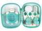 Eine Toilettentasche mit Baby-Accessoires, darunter ein Thermometer, ein Kamm, eine Bürste und eine Nagelschere.