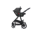 Schwarzer Kinderwagen mit dunkelgrauem Autositz