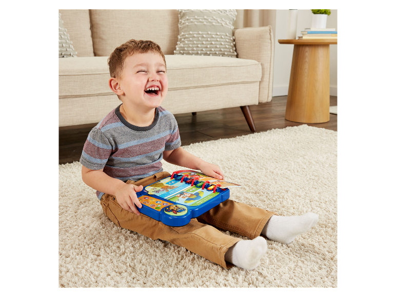 Ein Kind spielt mit einem interaktiven VTech Paw Patrol Buch.