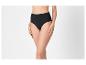 Frau in schwarzem Slip mit hoher Taille