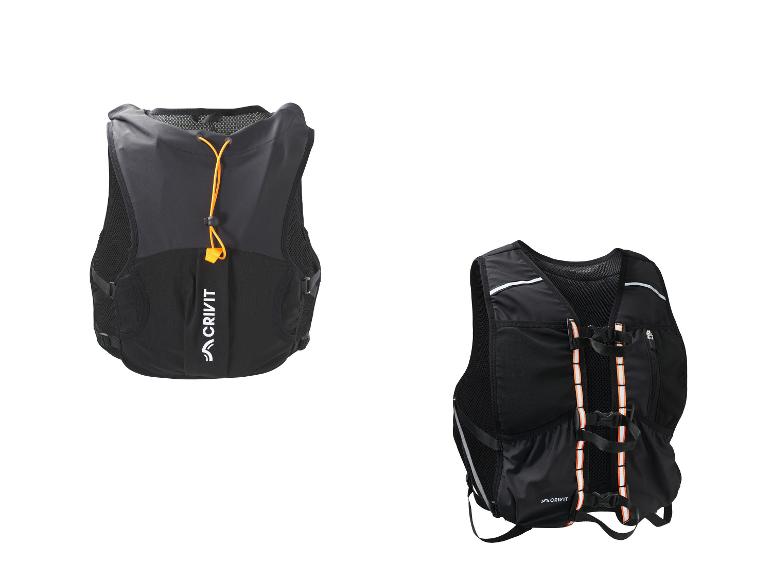 Zwei schwarze Laufwesten mit orangefarbenen Akzenten, eine mit Kordelzug.