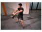 Mann in schwarzer Sportkleidung trainiert mit einer schwarzen Kettlebell.