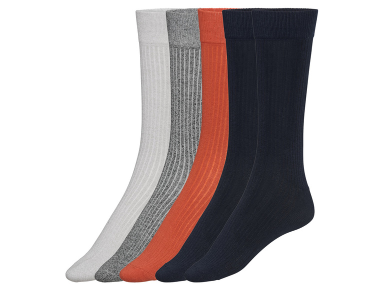 Vier Paar Socken in weiß, grau, orange und dunkelblau.