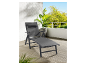 Anthrazitgraue Gartenliege und klappbarer Gartenstuhl für die Terrasse.