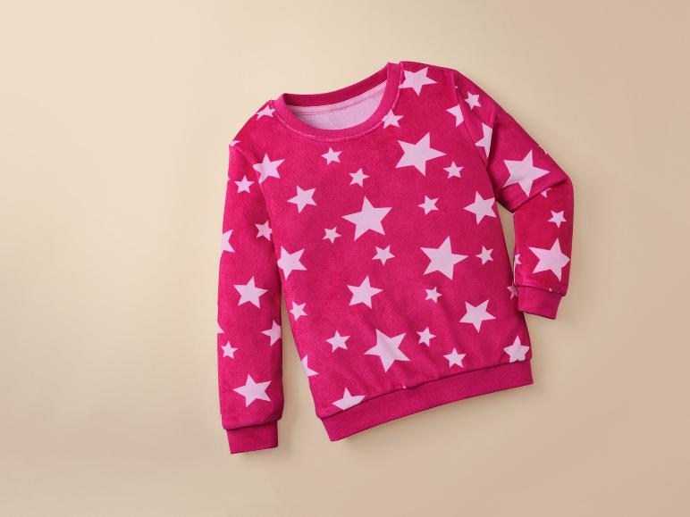 Ein rosa Pullover mit weißen Sternen.