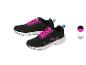 Schwarze Sportschuhe mit fuchsiafarbenen Schnürsenkeln und blauen Details