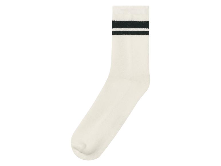 Weiße Socken mit schwarzen Streifen.