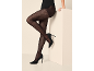 Frauenbeine in schwarzer gemusterter Strumpfhose und schwarzen High Heels, auf einem weißen Würfel.
