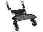 Schwarzes Buggyboard für Kinderwagen mit gemusterter Standfläche und Rädern.
