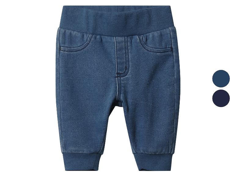 Blaue Jeanshose für Babys mit elastischem Bund und Bündchen.