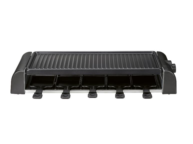 Schwarzer Raclette-Grill mit fünf kleinen Pfännchen und geriffelter Grillplatte.