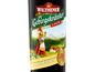 Eine Flasche Wilthener Gebirgskräuter Likör mit einer Abbildung einer Frau in Tracht.