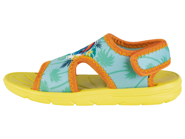 Gelbe Wassersandalen mit orangefarbenen Bändern und tropischem Muster.