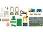Holzspielzeug-Set zum Thema Bauen, inklusive Kran, LKW, Waggon und Eisenbahnschienen.